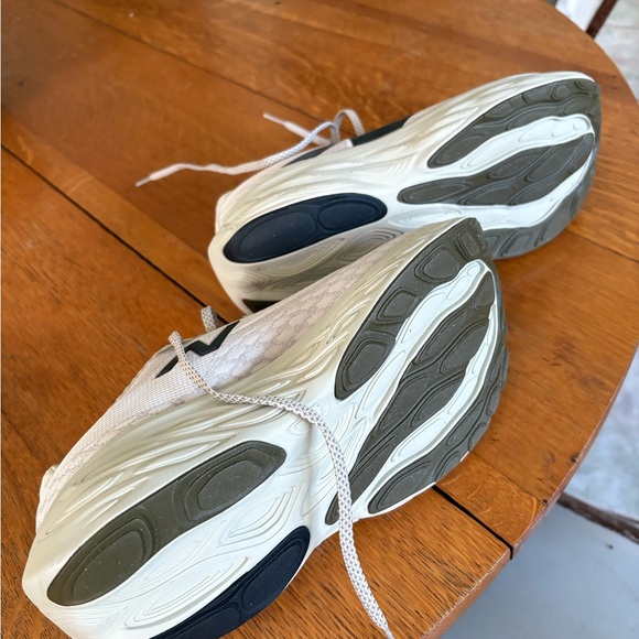 New Balance Fresh foam Women's Sneakers in Cream and Purple - Picture 4 of 6